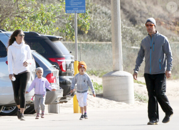 L'acteur Matthew McConaughey fait son footing en famille, le jeudi 2 janvier 2014 à Malibu.