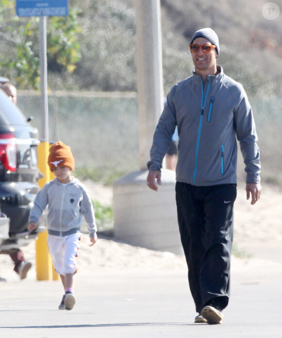L'acteur Matthew McConaughey fait son footing en famille, le jeudi 2 janvier 2014 à Malibu.