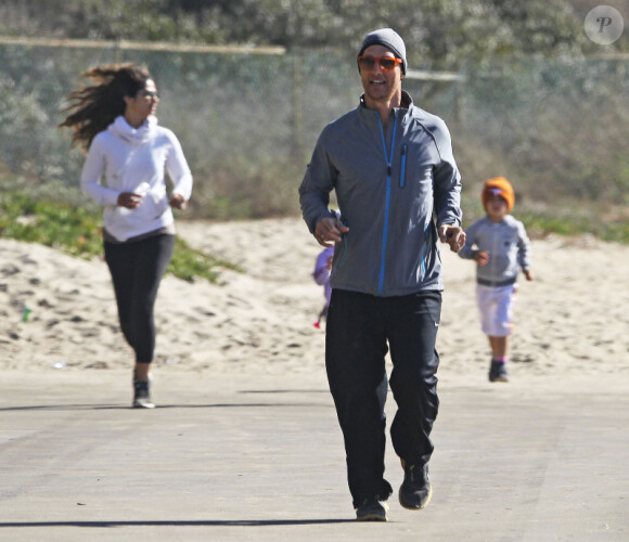 L'acteur Matthew McConaughey fait son footing en famille, le jeudi 2 janvier 2014 à Malibu.