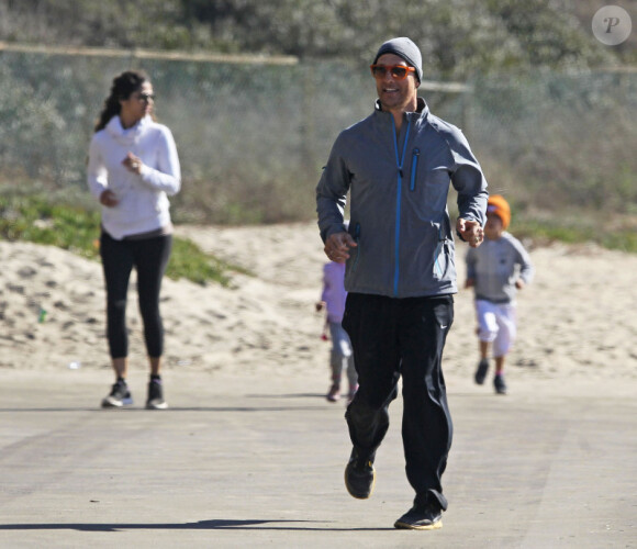 L'acteur Matthew McConaughey fait son footing en famille, le jeudi 2 janvier 2014 à Malibu.