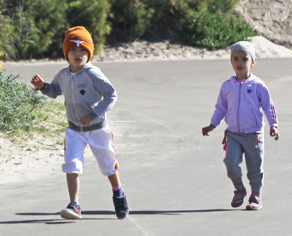 fait son footing en famille, le jeudi 2 janvier 2014 à Malibu.