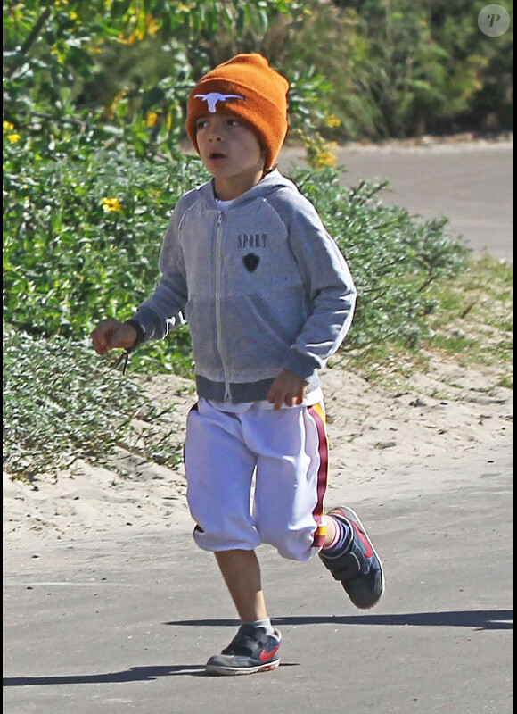 fait son footing en famille, le jeudi 2 janvier 2014 à Malibu.