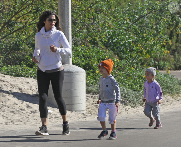 fait son footing en famille, le jeudi 2 janvier 2014 à Malibu.