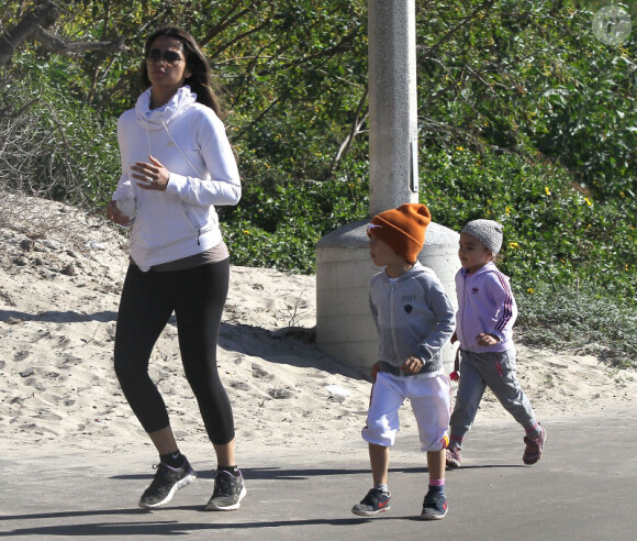 fait son footing en famille, le jeudi 2 janvier 2014 à Malibu.