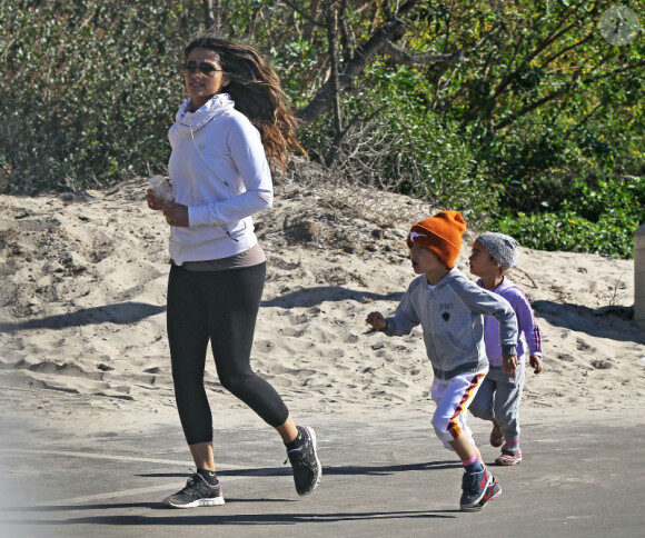 fait son footing en famille, le jeudi 2 janvier 2014 à Malibu.