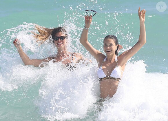 Olga Kent et Julia Pereira sur une plage de Miami, le 11 janvier 2014.