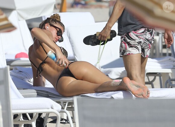 Le mannequin Olga Kent profite d'une journée ensoleillée sur une plage de Miami. Le 11 janvier 2014.