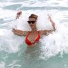 Olga Kent profite d'une belle après-midi sur une plage de Miami, le 10 janvier 2014.