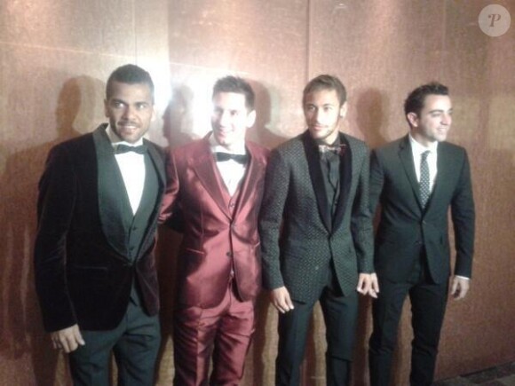 Lionel Messi entouré de Dani Alves, Neymar et Xavi Hernandez le 13 janvier 2014 à Zurich à l'occasino de la cérémonie du Ballon d'Or