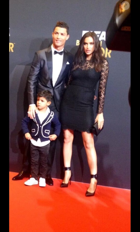 Cristiano Ronaldo accompagné de sa belle Irina Shayk et de son fils Cristiano Junior, le 13 janvier 2014 à Zurich à l'occasino de la cérémonie du Ballon d'Or