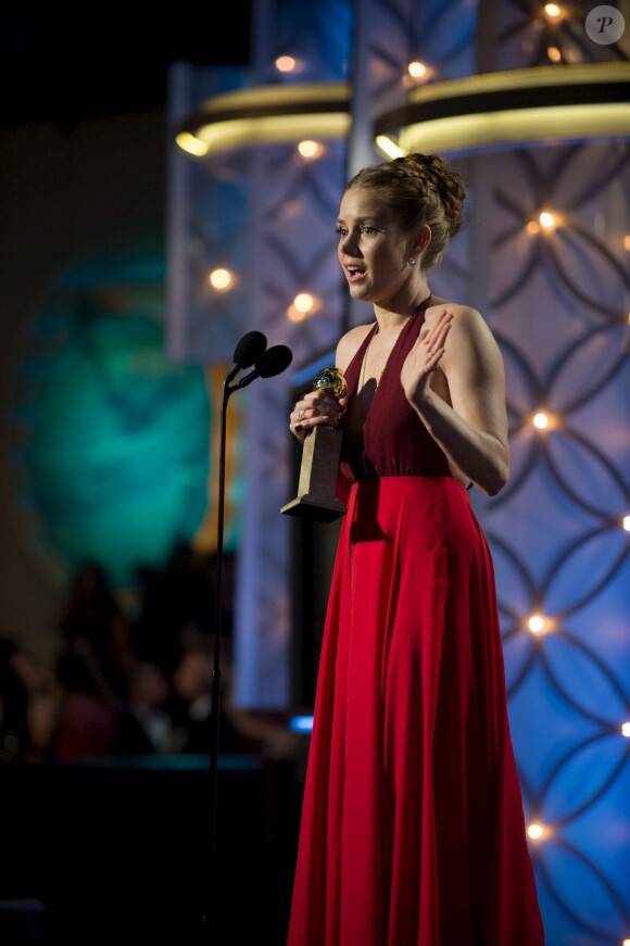 Amy Adams sur scène avec son Golden Globe Award le 12 janvier 2014.