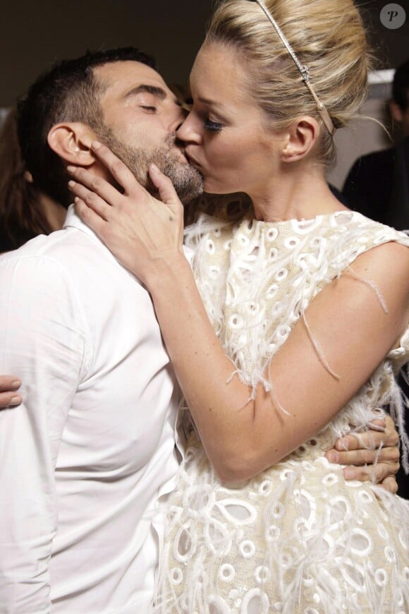 Kate Moss et Marc Jacobs partagent un doux baiser en backstage du défilé Vuitton en 2011. Les deux amis sont très proches, y compris en dehors de la modosphère, une fois les caméras éteintes.