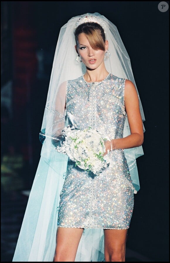 En 1995, Kate Moss est la mariée Versace