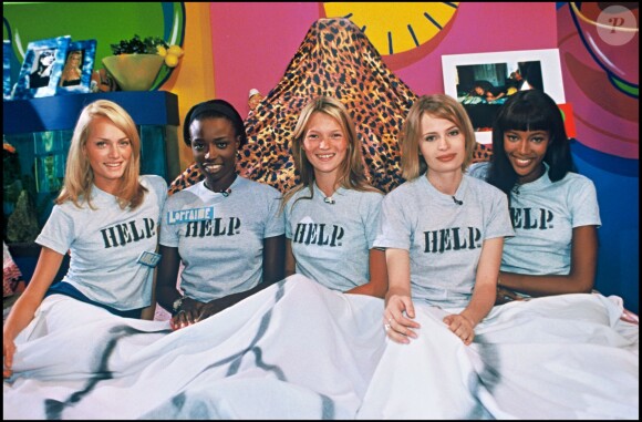Kate Moss, entourée d'Amber Valletta, Lorraine, Lidija et Naomi Campbell lors d'une émission britannique en 1993
