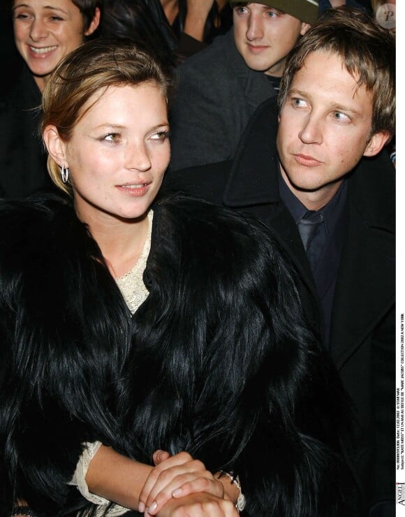 Kate Moss assiste au défilé Marc Jacobs en compagnie de Jefferson Hack, père de sa fille, en 2002