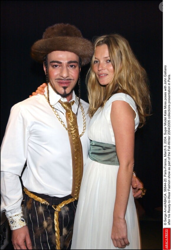 Kate Moss et John Galliano en 2004 posent complices en backstage du défilé Dior