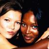 Une amitié inébranlable ! En 1995, Kate Moss et Naomi Campbell prennent la pose en marge des défilés.