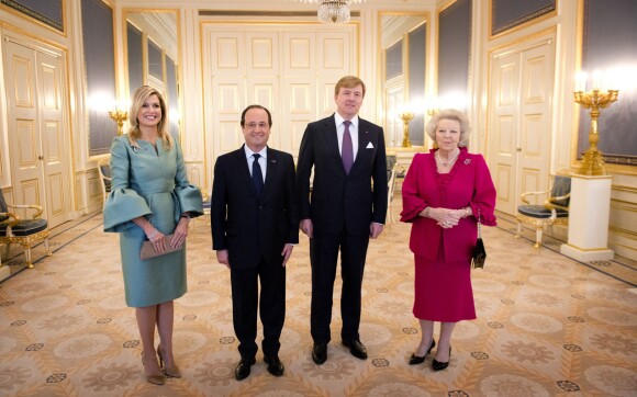 François Hollande avec la reine Maxima des Pays-Bas, le roi Willem-Alexander et la princesse Beatrix lors de sa visite diplomatique, le 20 janvier 2014 au palais Noordeinde à La Haye.