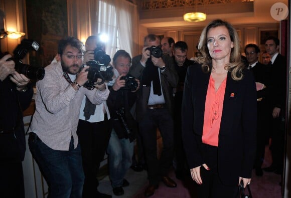 Valérie Trierweiler lors de la remise du 1er Prix Danielle Mitterrand lancé par la Fondation France Libertés lors d'une cérémonie organisée à la Comédie des Champs-Elysées à Paris le 22 novembre 2013