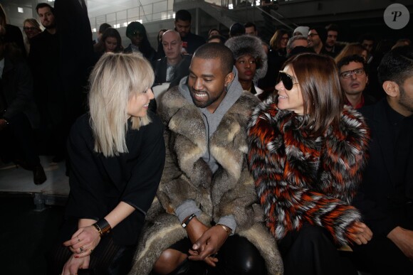 Noomi Rapace, Kanye West et Carine Roitfeld lors du défilé Givenchy automne-hiver 2014-2015, à la Halle Freyssinet. Paris, le 17 janvier 2014.