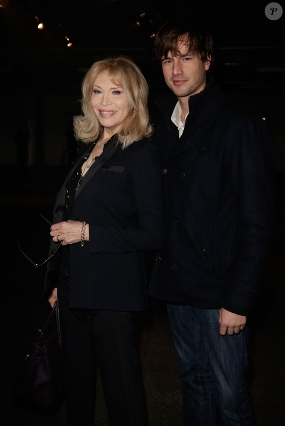 Amanda Lear et Anthony Hornez arrivent à la Halle Freyssinet pour le défilé Givenchy automne-hiver 2014-2015. Paris, le 17 janvier 2014.