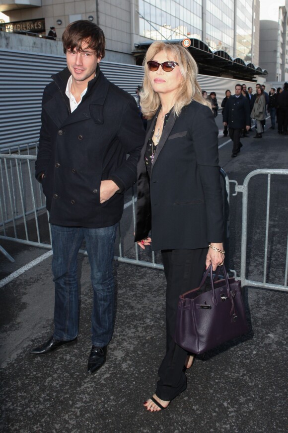 Anthony Hornez et Amanda Lear arrivent à la Halle Freyssinet pour assister au défilé Givenchy automne-hiver 2014-2015. Paris, le 17 janvier 2014.