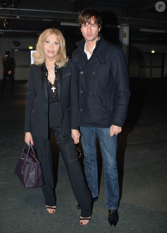 Amanda Lear et son nouveau compagnon Anthony Hornez lors du défilé Givenchy automne-hiver 2014-2015, à la Halle Freyssinet. Paris, le 17 janvier 2014.