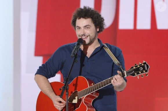 Le chanteur Matthias (neveu de Florent Pagny, et ex-candidat de la Nouvelle Star en 2007), dans Vivement Dimanche, le mercredi 15 janvier 2014 (diffusion prévue le dimanche 19 janvier 2014).