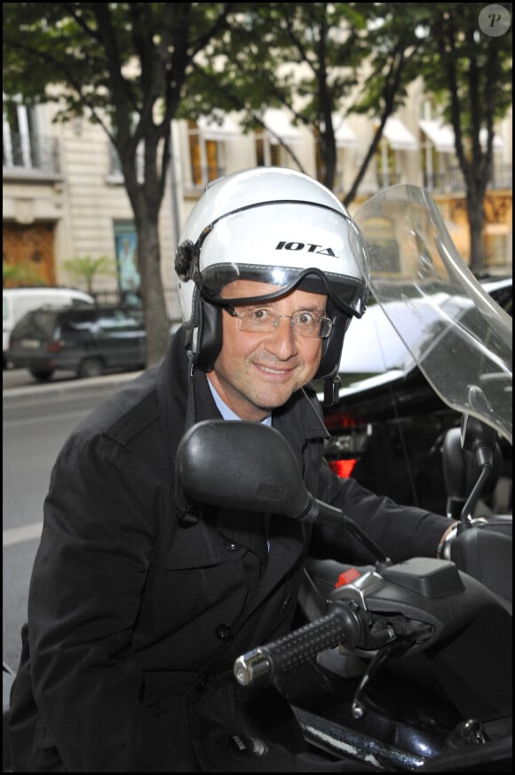 François Hollande et son scooter au gala de la Fondation Culture et Diversité au théâtre du Rond Point à Paris, le 30 mai 2011