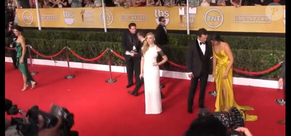 Matthew McConaughey et Camila Alves croisent Sandra Bullock aux SAG Awards.