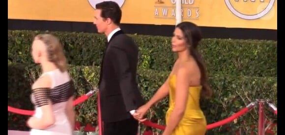 Matthew McConaughey et Camila Alves (qui esquisse une grimace) croisent Sandra Bullock aux SAG Awards.