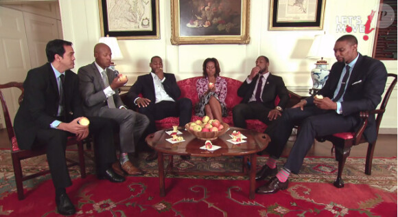 Michelle Obama déguste des pommes en compagnie de LeBron James, Ray Allen, Dwyane Wade, Chris Bosh et Erick Spoelstra dans une vidéo pour la campagne Let's Move de la first lady