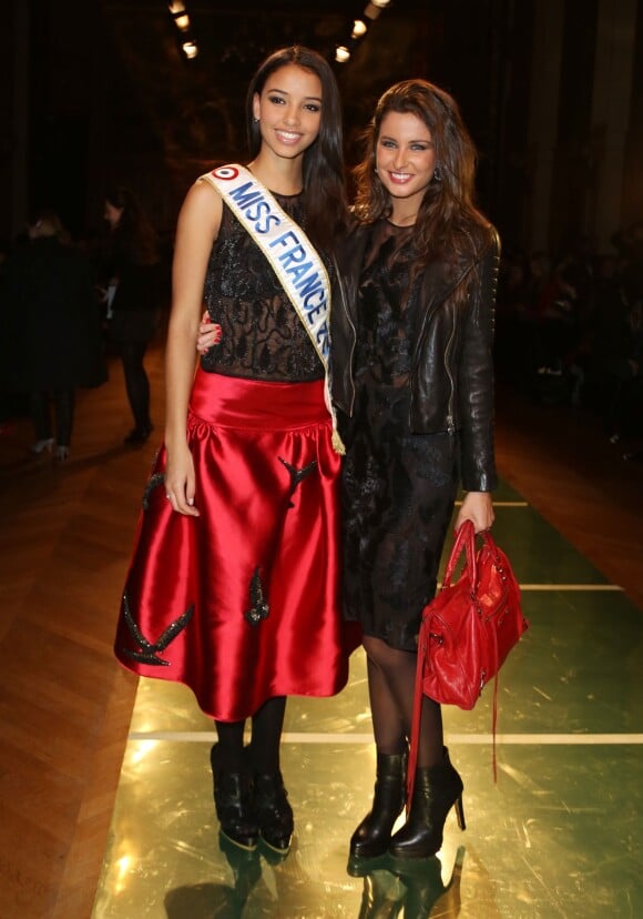 Flora Coquerel (Miss France 2014) et Malika Ménard au défilé de mode Oscar Carvallo Haute Couture Printemps-Ete 2014, à la mairie du 4e arrondissement à Paris, le 21 janvier 2014