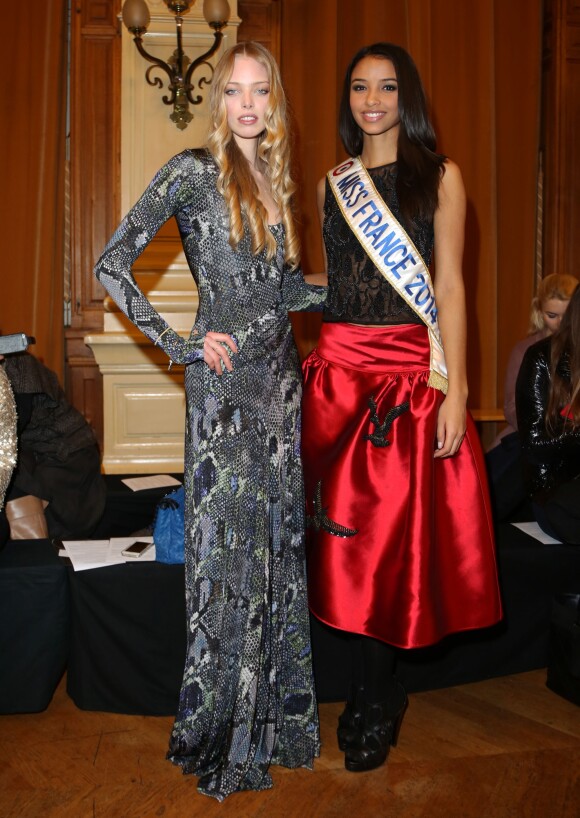 Tatiana Dyagileva (Tania Dziahileva) et Flora Coquerel (Miss France 2014) au défilé de mode Oscar Carvallo Haute Couture Printemps-Ete 2014, à la mairie du 4e arrondissement à Paris, le 21 janvier 2014