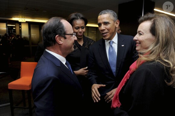 François Hollande, Michelle Obama, Barack Obama, et Valérie Trierweiler le 10 décembre 2013 à Johannesburg lors de l'hommage à Nelson Mandela. Les deux couples présidentiels ne seront peut-être pas réunis en février 2014, suite à l'affaire Gayet...