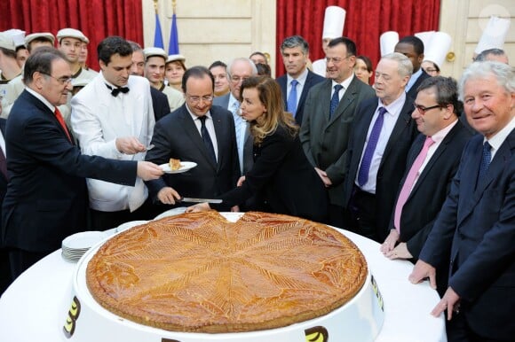 A l'aube du scandale, François Hollande et Valérie Trierweiler coupant la galette des rois à l'Elysée le 8 janvier 2014