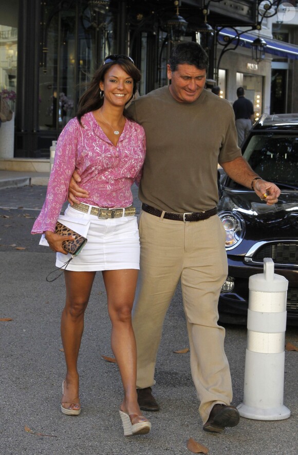 Eva La Rue et son amoureux se promènent dans les rues de monaco en juin 2012