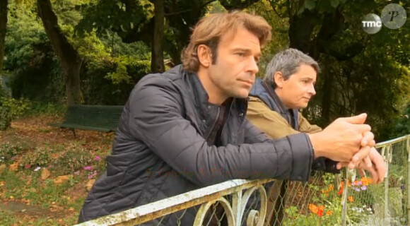 Les acteurs Nicolas et José en couple dans la série Les Mystères de l'amour - Coups de folies (diffusé le dimanche 3 novembre 2013 sur TMC)
