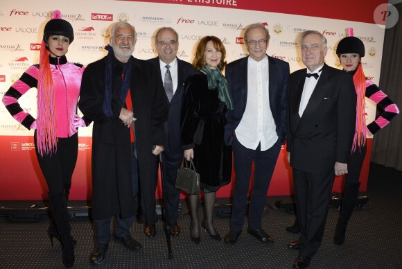 Jean-Paul Belmondo, le Professeur David Khayat, Nathalie Baye, Patrick Chesnais et Dominique de Bellaigue - Dîner de gala du 93e Grand Prix d'Amerique au Pavillon d'Armenonville, le 25 janvier 2014.