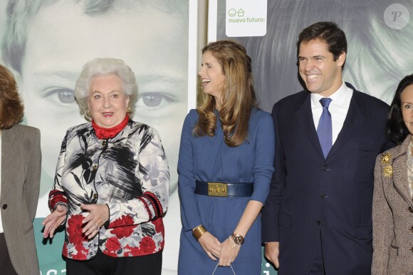 Pilar de Bourbon avec le prince Louis et la princesse Margarita le 14 novembre 2011 lors d'une conférence de presse pour Nuevo Futuro, dont elle est la marraine.