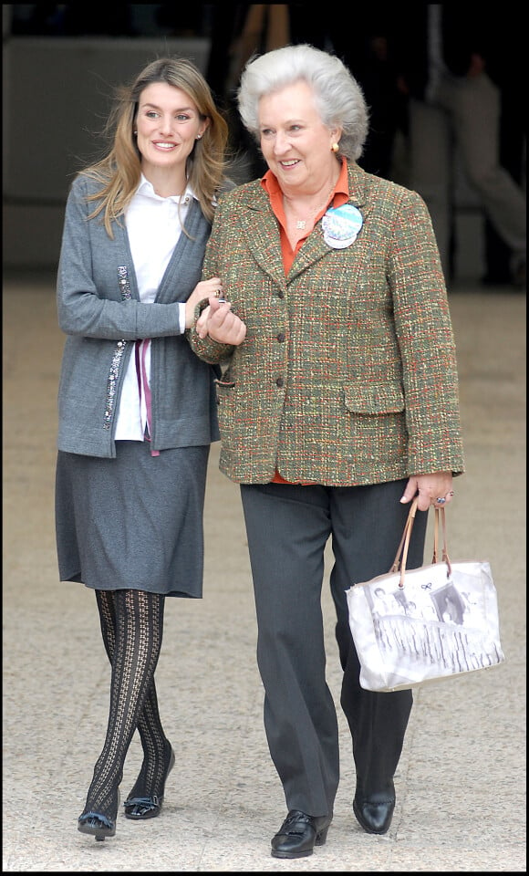 L'infante Pilar de Bourbon avec la princesse Letizia d'Espagne en décembre 2006