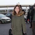 Charlotte Valandrey à l'aéroport de Roissy-Charles de Gaulle. La comédienne accompagne Valérie Trierweiler en visite à Bombay avec Action Contre la Faim, le 26 janvier 2014.