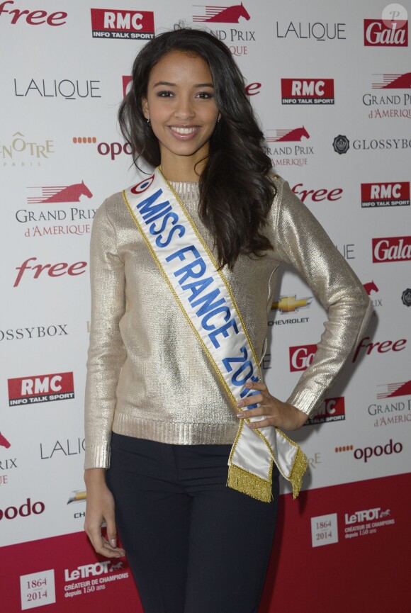 Flora Coquerel (Miss France 2014) lors du 93e Grand Prix d'Amérique à l'Hippodrome de Vincennes, le 26 janvier 2014