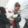 Exclusif - Gisele Bündchen, son mari Tom Brady et leurs enfants Vivian et Benjamin, quittent Boston en avion privé. Le 22 janvier 2014.