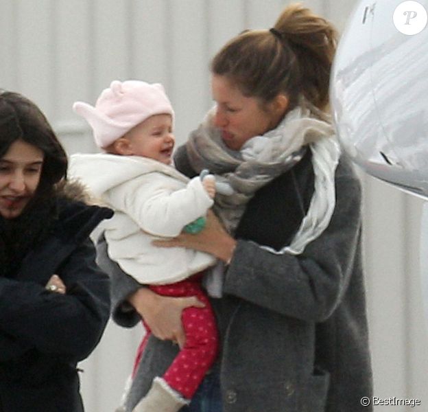 Exclusif - Gisele Bündchen et sa fille Vivian quittent Boston en avion privé, destination les Bahamas. Le 22 janvier 2014.