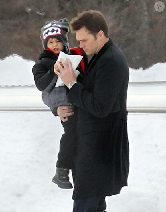 Exclusif - Tom Brady et son fils Benjamin quittent Boston en avion privé. Le 22 janvier 2014.