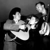 Jack Elliott, June Elliott et Pete Seeger (à droite) à Londres, le 27 septembre 1959.