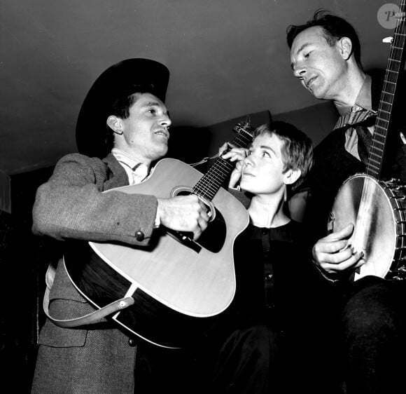 Jack Elliott, June Elliott et Pete Seeger (à droite) à Londres, le 27 septembre 1959.