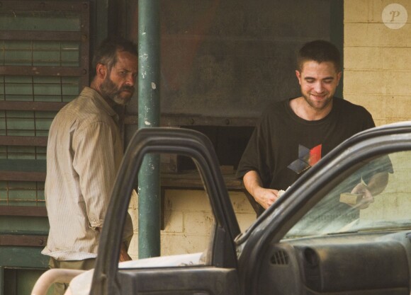 Robert Pattinson et Guy Pearce lors du tournage de The Rover à Marree (Australie), le 28 février 2013.