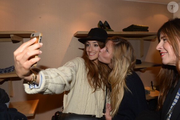 Un selfie pour les blogueuses et stylistes Margaux Lönnberg et Kenza Sadoun-el Glaoui aux dix ans de la griffe ba&sh à Paris, le 29 janvier 2014.aux dix ans de la griffe ba&sh à Paris, le 29 janvier 2014.